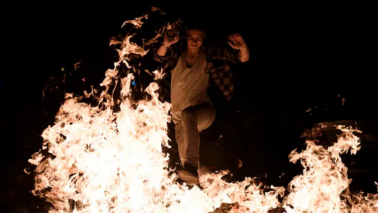 Accidentadas hogueras de San Juan en la noche más corta del año. MIGUEL OSÉS_12