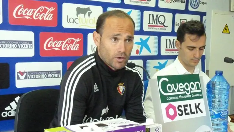 El exjugador de Osasuna Nino en la sala de prensa de Tajonar. Navarra.com