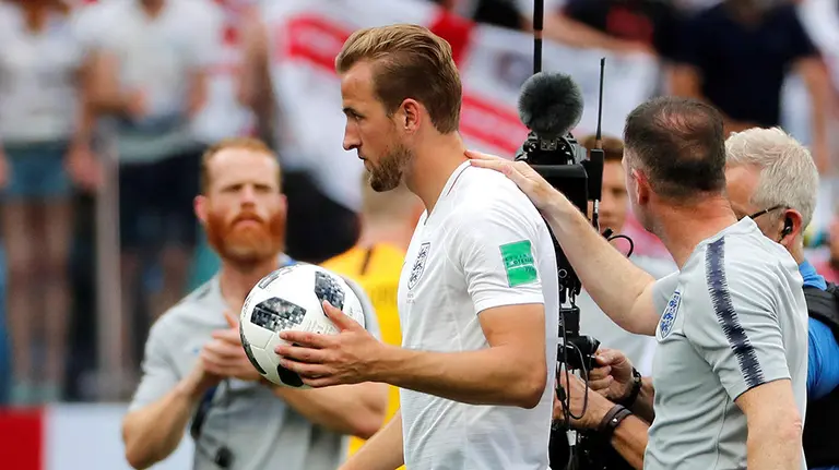 El delantero inglés Harry Kane (c), autor de tres goles, tras finalizar el partido Inglaterra-Panamá, del Grupo G del Mundial de Fútbol de Rusia 2018, en el Estadio de Nizhni Nóvgorod de Nizhni Nóvgorod, Rusia. EFE.
