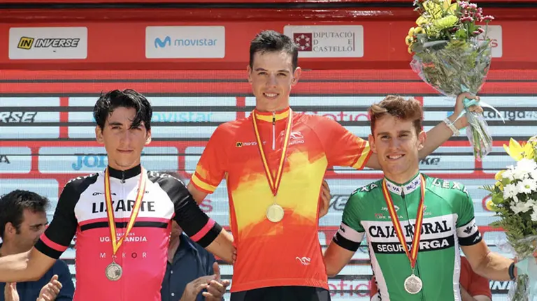 Antonio Soto, del equipo Lizarte,  con la medalla de plata. Photo Gómez Sport.