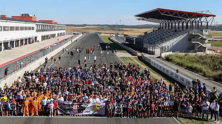 Minuto de silencio por Andreas Pérez en el Circuito de Navarra en Los Arcos. Cedida.