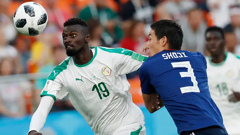 Ekaterinburg (Russian Federation), 24/06/2018.- Baye Niang de Senegal y Gen Shoji de Japón. EFE.