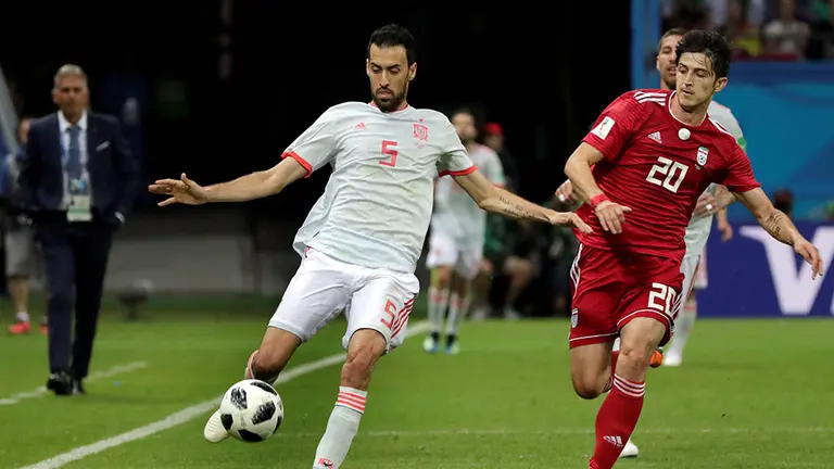 El centrocampista español Busquets y el delantero iraní Sardar Azmoun (d) durante el partido Irán-España, del Grupo B del Mundial de Fútbol de Rusia 2018, en el Kazán Arena de Kazán, Rusia. EFE.