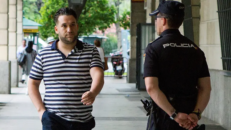 GRAF6710. SEVILLA, 25/06/2018.- José Ángel Prenda, uno de los componentes de la manada, se ha presentado hoy ante al juzgado de guardia de Sevilla, uno de los requisitos impuestos por la Audiencia Provincial de Navarra que les permitió abandonar la cárcel bajo fianza el pasado viernes. EFE/Pepo Herrera