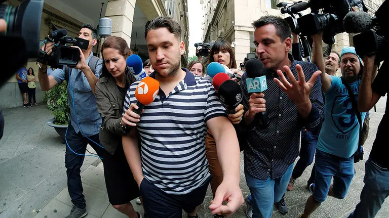 José Ángel Prenda, uno de los componentes de la manada, se ha presentado hoy ante al juzgado de guardia de Sevilla, uno de los requisitos impuestos por la Audiencia Provincial de Navarra que les permitió abandonar la cárcel bajo fianza el pasado viernes. EFE/Pepo Herrera