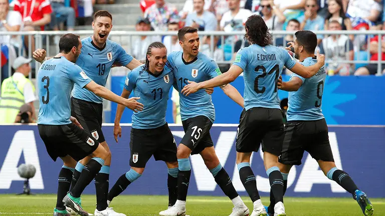El centrocampista uruguayo Diego Laxalt (3i) celebra el 2-0, durante el partido Uruguay-Rusia del Mundial de Fútbol de Rusia 2018, en el Samara Arena. EFE/Alberto Estévez.