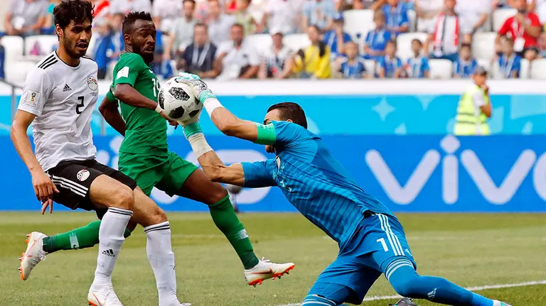 El portero egipcio Essam El-Hadary (R) en acción durante el partido entre Egipto y Arabia Saudí en el Mundial de Rusia. EFE.