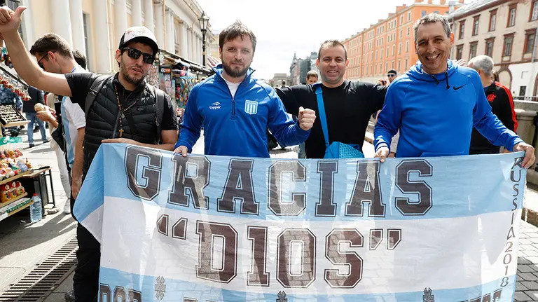 Aficionados de la selección Argentina de fútbol posan la víspera del partido entre Nigeria y Argentina, en San Petersburgo (Rusia). EFE/Juan Herrero