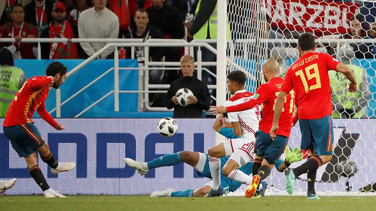 El centrocampista español Isco (i) marca el 1-1, durante el partido España-Marruecos, en el Estadio de Kaliningrado. EFE/Javier Etxezarreta.