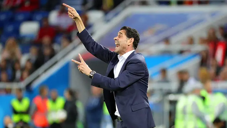 El seleccionador español Fernando Hierro habla con los jugadores de España durante el partido ante Marruecos. EFE.