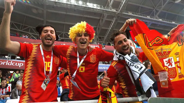MUN35-19. KALININGRADO (RUSIA), 25/06/2018.- Aficionados españoles, antes del partido España-Marruecos, del Grupo B del Mundial de Fútbol de Rusia 2018, en el Estadio de Kaliningrado de Kaliningrado, Rusia, hoy 25 de junio de 2018 (RUSSIA SOCCER FIFA WORLD CUP, Spain, Morocco, Kaliningrad). EFE/Javier Etxezarreta [ATENCIÓN EDITORES: Sólo Uso editorial. Prohibido su uso en referencia con entidad comercial alguna. Prohibido su uso en alertas, descargas o mensajería multimedia en móviles. Las imágenes deberán aparecer como fotografías congeladas y no podrán emular la acción del juego mediante secuencias o fotomontajes. Ninguna imagen publicada podrá ser alterada, mediante texto o imagen superpuesta, en el caso de que (a) intencionalmente oculte o elimine el logotipo de un patrocinador o (b) añada y/o cubra la identificación comercial de terceras partes que no esté oficialmente asociada con la Copa Mundial de la FIFA.]
