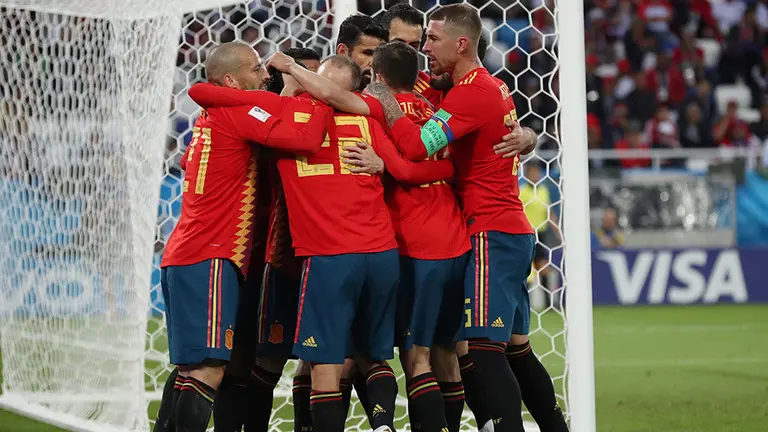 Kaliningrad (Russian Federation), 25/06/2018.- Players of Spain celebrate the 1-1 goal during the FIFA World Cup 2018 group B preliminary round soccer match between Spain and Morocco in Kaliningrad, Russia, 25 June 2018. (RESTRICTIONS APPLY: Editorial Use Only, not used in association with any commercial entity - Images must not be used in any form of alert service or push service of any kind including via mobile alert services, downloads to mobile devices or MMS messaging - Images must appear as still images and must not emulate match action video footage - No alteration is made to, and no text or image is superimposed over, any published image which: (a) intentionally obscures or removes a sponsor identification image; or (b) adds or overlays the commercial identification of any third party which is not officially associated with the FIFA World Cup) (Espa&ntilde;a, Mundial de F&uacute;tbol, Kaliningrado, Marruecos, Rusia) EFE/EPA/MARTIN DIVISEK EDITORIAL USE ONLY