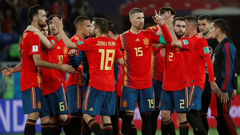 MUN35-173. KALININGRADO (RUSIA), 25/06/2018.- Los jugadores espa&ntilde;oles se felicitan tras finalizar el partido Espa&ntilde;a-Marruecos, del Grupo B del Mundial de F&uacute;tbol de Rusia 2018, en el Estadio de Kaliningrado de Kaliningrado, Rusia, hoy 25 de junio de 2018 (RUSSIA SOCCER FIFA WORLD CUP, Spain, Morocco, Kaliningrad). EFE/Javier Etxezarreta [ATENCI&Oacute;N EDITORES: S&oacute;lo Uso editorial. Prohibido su uso en referencia con entidad comercial alguna. Prohibido su uso en alertas, descargas o mensajer&iacute;a multimedia en m&oacute;viles. Las im&aacute;genes deber&aacute;n aparecer como fotograf&iacute;as congeladas y no podr&aacute;n emular la acci&oacute;n del juego mediante secuencias o fotomontajes. Ninguna imagen publicada podr&aacute; ser alterada, mediante texto o imagen superpuesta, en el caso de que (a) intencionalmente oculte o elimine el logotipo de un patrocinador o (b) a&ntilde;ada y/o cubra la identificaci&oacute;n comercial de terceras partes que no est&eacute; oficialmente asociada con la Copa Mundial de la FIFA.]