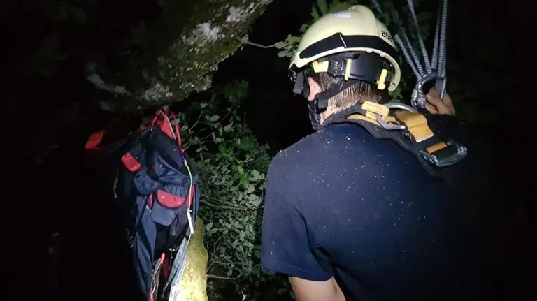 Los bomberos rescatan en Urzainqui a un parapentista colgado de un árbol BOMBEROS DE NAVARRA