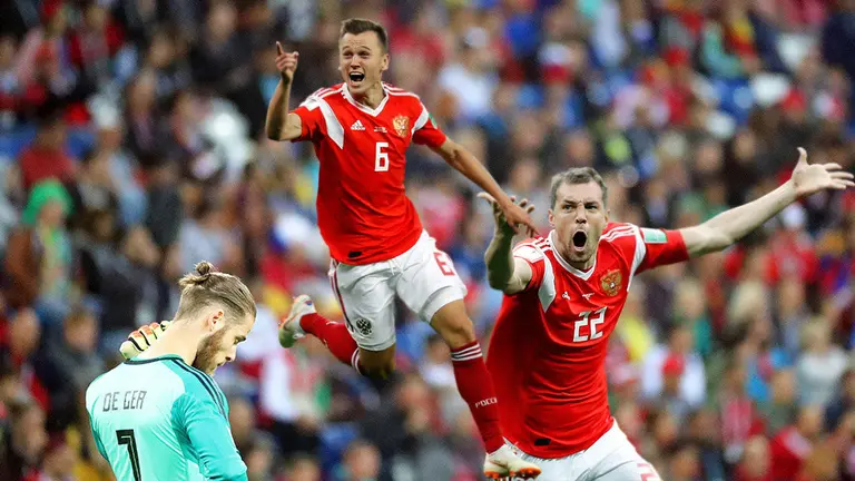Kaliningrad (Russian Federation), 25/06/2018.- Spain's goalkeeper David de Gea reacts during the FIFA World Cup 2018 group B preliminary round soccer match between Spain and Morocco in Kaliningrad, Russia, 25 June 2018. (RESTRICTIONS APPLY: Editorial Use Only, not used in association with any commercial entity - Images must not be used in any form of alert service or push service of any kind including via mobile alert services, downloads to mobile devices or MMS messaging - Images must appear as still images and must not emulate match action video footage - No alteration is made to, and no text or image is superimposed over, any published image which: (a) intentionally obscures or removes a sponsor identification image; or (b) adds or overlays the commercial identification of any third party which is not officially associated with the FIFA World Cup) (España, Mundial de Fútbol, Kaliningrado, Marruecos, Rusia) EFE/EPA/ARMANDO BABANI EDITORIAL USE ONLY