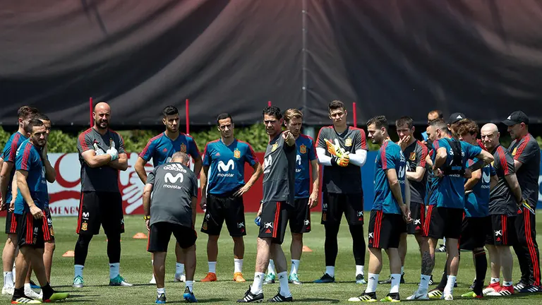 MUN117. KRASNODAR, 26/06/2018.- El entrenador de la selección de España, Fernando Hierro (c), conversa con sus jugadores durante el entrenamiento de hoy en Krasnodar (Rusia), tras el encuentro disputado ayer ante Marruecos que significó la clasificación de España a los octavos de final, donde deberá enfrentar a la selección de Rusia en el mundial de Rusia 2018. EFE/Javier Etxezarreta