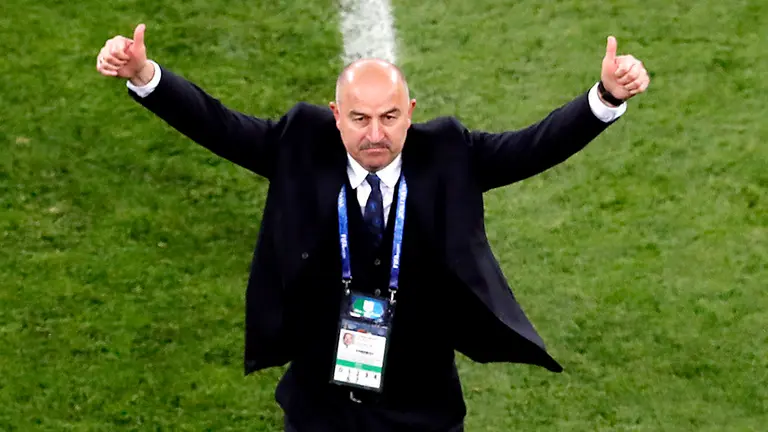 St.petersburg (Russian Federation), 19/06/2018.- Russia's coach Stanislav Cherchesov celebrates winning the FIFA World Cup 2018 group A preliminary round soccer match between Russia and Egypt in St.Petersburg, Russia, 19 June 2018. (RESTRICTIONS APPLY: Editorial Use Only, not used in association with any commercial entity - Images must not be used in any form of alert service or push service of any kind including via mobile alert services, downloads to mobile devices or MMS messaging - Images must appear as still images and must not emulate match action video footage - No alteration is made to, and no text or image is superimposed over, any published image which: (a) intentionally obscures or removes a sponsor identification image; or (b) adds or overlays the commercial identification of any third party which is not officially associated with the FIFA World Cup) (Egipto, Mundial de F&uacute;tbol, Rusia) EFE/EPA/ANATOLY MALTSEV EDITORIAL USE ONLY EDITORIAL USE ONLY