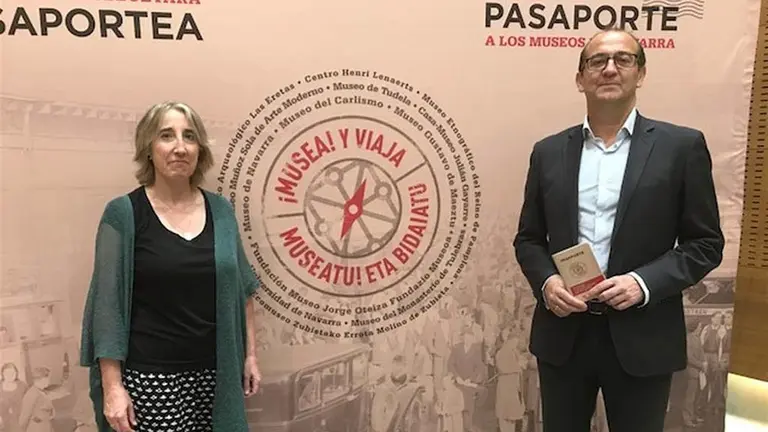 Susana Irigaray, directora de servicio de Museos, y el director general de Fundación Caja Navarra, Javier Fernández
