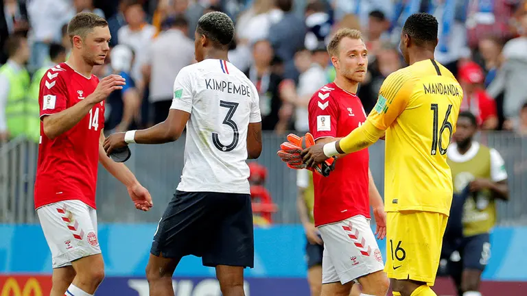 MUN37-75. MOSCÚ (RUSIA), 26/06/2018.- El portero francés Steve Mandanda (d) y su compañero Presnel Kimpembe saludan a los jugadores daneses Christian Eriksen (2-i) Henrik Dalsgaard tras finalizar el partido Dinamarca-Francia, del Grupo C del Mundial de Fútbol de Rusia 2018, en el Estadio Luzhniki, Rusia, hoy 26 de junio de 2018 (RUSSIA SOCCER FIFA WORLD CUP, Denmark, France, Moscow). EFE/Lavandeira jr [ATENCIÓN EDITORES: Sólo Uso editorial. Prohibido su uso en referencia con entidad comercial alguna. Prohibido su uso en alertas, descargas o mensajería multimedia en móviles. Las imágenes deberán aparecer como fotografías congeladas y no podrán emular la acción del juego mediante secuencias o fotomontajes. Ninguna imagen publicada podrá ser alterada, mediante texto o imagen superpuesta, en el caso de que (a) intencionalmente oculte o elimine el logotipo de un patrocinador o (b) añada y/o cubra la identificación comercial de terceras partes que no esté oficialmente asociada con la Copa Mundial de la FIFA.]