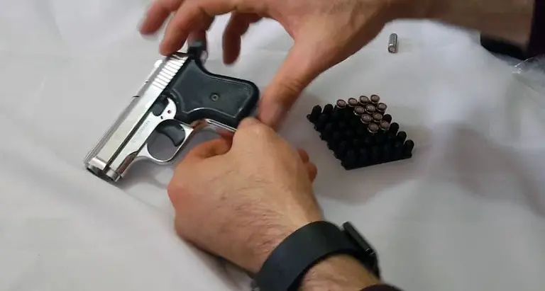 Una de las pistolas como las que utilizaba y manipulaba el condenado