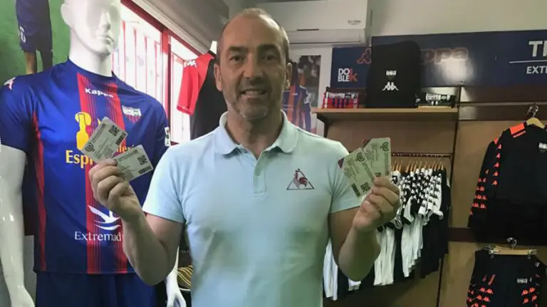 Juan Sabas es el entrenador del Extremadura, en la tienda oficial. Twitter.