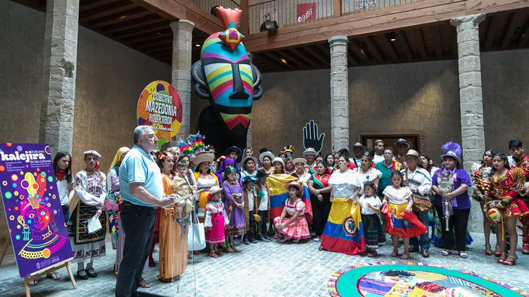 El Ayuntamiento de Pamplona presenta la 'Kalejira de las Culturas' con los representantes de las comunidades pertenecientes al Foro de Diversidad Cultural (02). IÑIGO ALZUGARAY