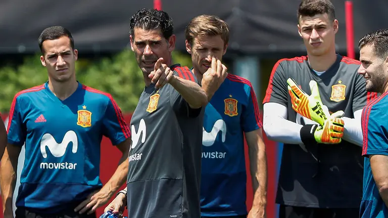 El entrenador de la selección de España, Fernando Hierro, conversa con sus jugadores, entre ellos el navarro Nacho Monreal, durante el entrenamiento en Krasnodar (Rusia) en el Mundial 2018. EFE/Javier Etxezarreta