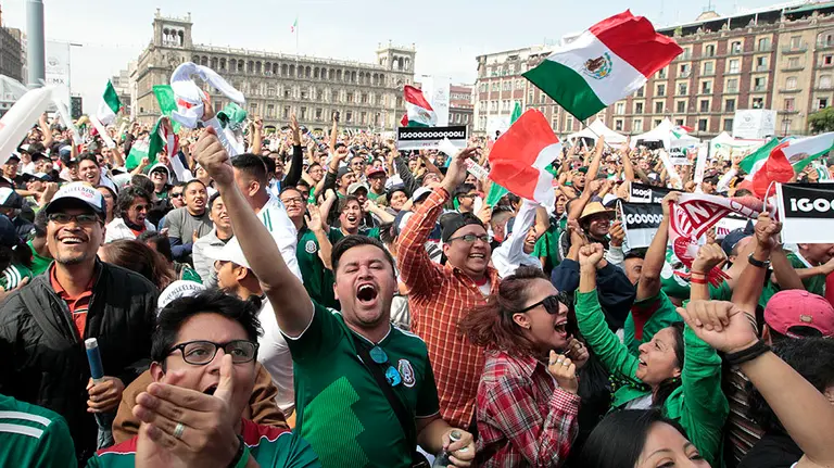 Aficionados de México celebran la clasificación a octavos de final de su equipo en el Zócalo de Ciudad de México (México). EFE/Mario Guzmán