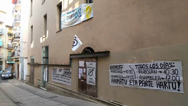 Edificio ocupado en Estella.