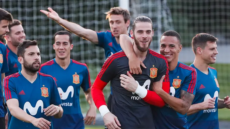 Los jugadores de España Thiago  y el arquero David de Gea  participan en un entrenamiento  durante el Mundial de Rusia 2018, en Krasnodar. EFE/Javier Etxezarreta.