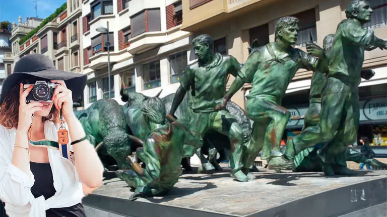 Una turista junto al Monumento al Encierro