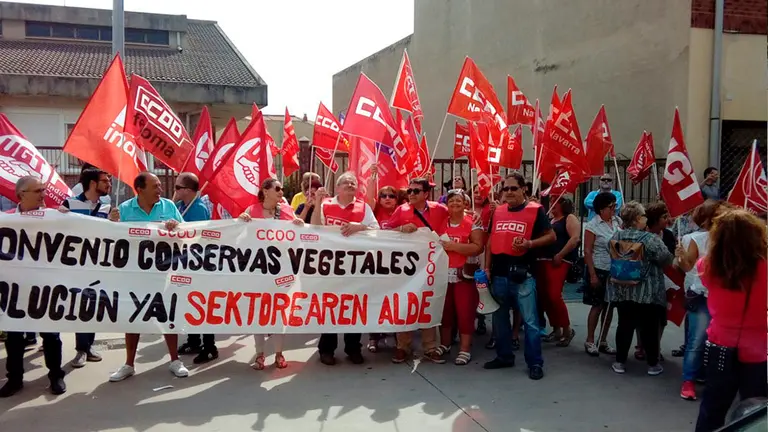 Concentraci&oacute;n de trabajadores de conserveras vegetales CCOO