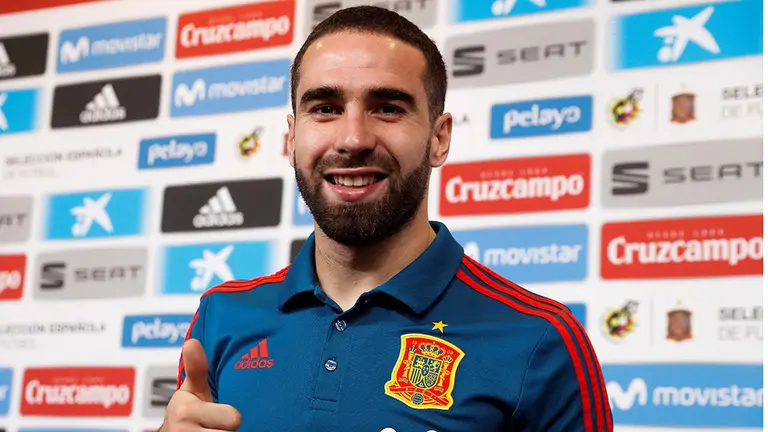 El jugador de la selecci&oacute;n espa&ntilde;ola Dani Carvajal posa a su llegada a la rueda de prensa que ofreci&oacute; en Krasnodar (Rusia). EFE/Javier Etxezarreta