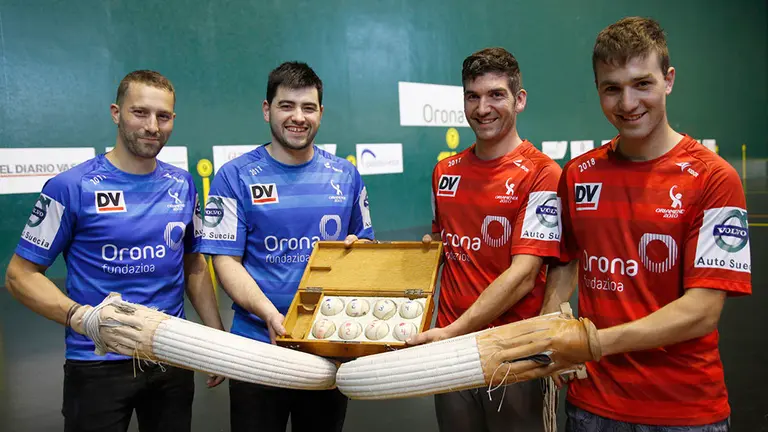 Etxarri - Labaka y Eloy - Zubiri en la elecci&oacute;n de material. Foto Maialen Andr&eacute;s.