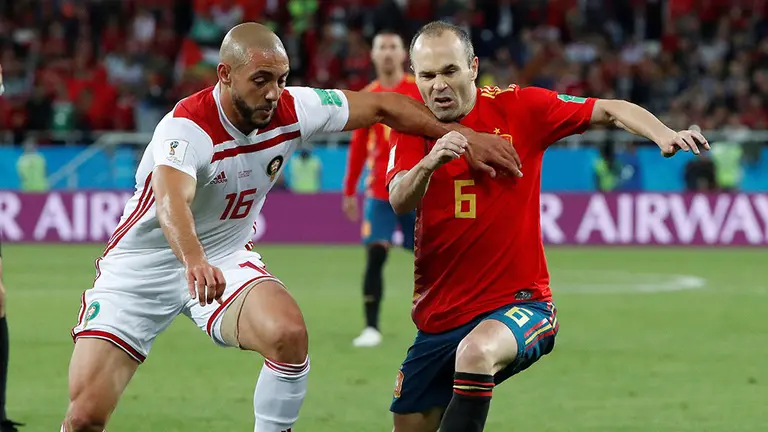 El centrocampista espa&ntilde;ol Iniesta (d) en acci&oacute;n ante el delantero marroqu&iacute; Nordin Amrabat, durante el partido Espa&ntilde;a-Marruecos, del Mundial de F&uacute;tbol de Rusia 2018, CUP, Spain, Morocco, Kaliningrad). EFE/Javier Etxezarreta.