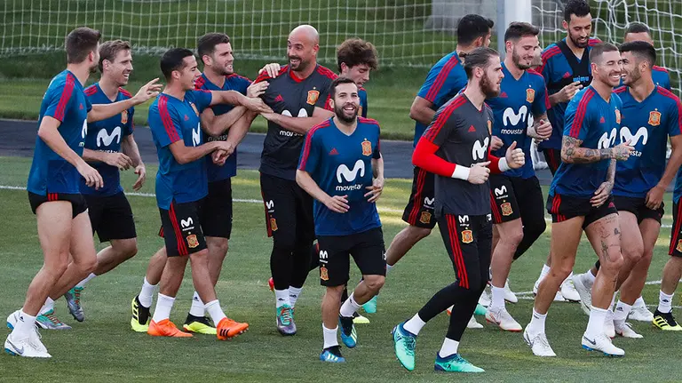 Los jugadores de la selecci&oacute;n espa&ntilde;ola de f&uacute;tbol participan en un entrenamiento del equipo en Krasnodar. EFE/Javier Etxezarreta