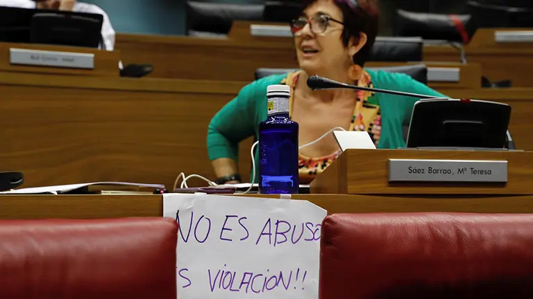La portavoz de Podemos en Navarra, Tere Sáez, durante el pleno del Parlamento que trata la puesta en libertad provisional de los cinco jóvenes de 'La Manada'. EFE/Villar López