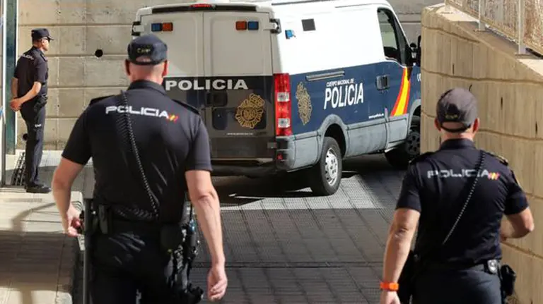 Llegada del furgón policial con los cuatro detenidos del grupo que se autodenomina La Nueva Manada EFE