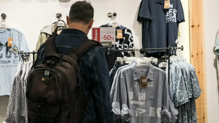 Inicio de las rebajas de verano de El Corte Inglés (07). IÑIGO ALZUGARAY