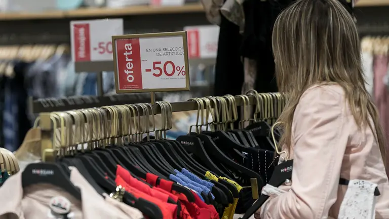 Inicio de las rebajas de verano de El Corte Inglés (10). IÑIGO ALZUGARAY