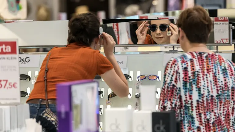 Inicio de las rebajas de verano de El Corte Inglés (32). IÑIGO ALZUGARAY