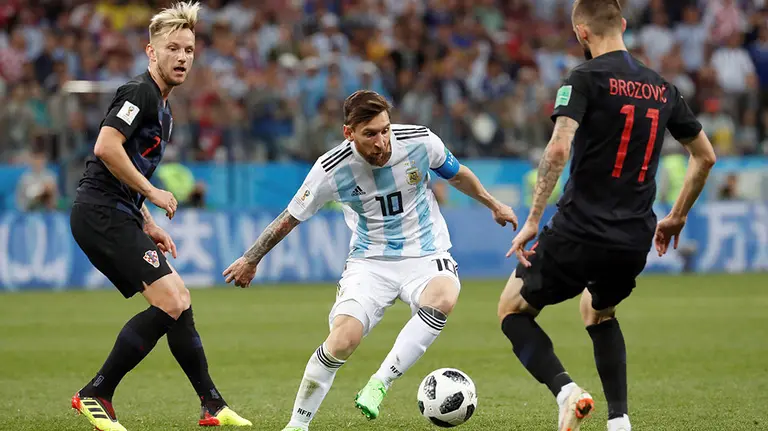 MUN23-95. NIZHNI N&Oacute;VGOROD (RUSIA), 21/06/2018.- El delantero argentino Lionel Messi (c), el centrocampista croata Ivan Rakitic (i) y el centrocampista croata Marcelo Brozovic (d) centrocampista croata Marcelo durante el partido Argentina-Croacia, del Grupo D del Mundial de F&uacute;tbol de Rusia 2018, en el Estadio de Nizhni N&oacute;vgorod de Nizhni N&oacute;vgorod, Rusia, hoy 21 de junio de 2018 (RUSSIA SOCCER FIFA WORLD CUP, Argentina, Croatia, Nizhni Novgorod). EFE/Kiko Huesca [ATENCI&Oacute;N EDITORES: S&oacute;lo Uso editorial. Prohibido su uso en referencia con entidad comercial alguna. Prohibido su uso en alertas, descargas o mensajer&iacute;a multimedia en m&oacute;viles. Las im&aacute;genes deber&aacute;n aparecer como fotograf&iacute;as congeladas y no podr&aacute;n emular la acci&oacute;n del juego mediante secuencias o fotomontajes. Ninguna imagen publicada podr&aacute; ser alterada, mediante texto o imagen superpuesta, en el caso de que (a) intencionalmente oculte o elimine el logotipo de un patrocinador o (b) a&ntilde;ada y/o cubra la identificaci&oacute;n comercial de terceras partes que no est&eacute; oficialmente asociada con la Copa Mundial de la FIFA.]