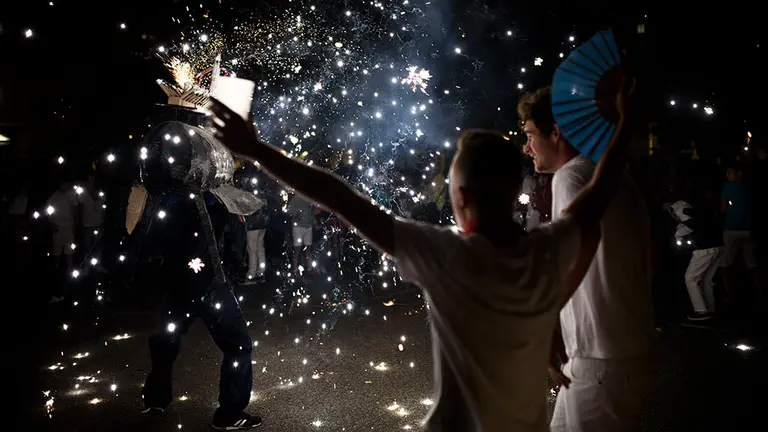 Asi se prepara la Comparsa de Barañain para el esperado Toro de Fuego. MIGUEL OSÉS_13