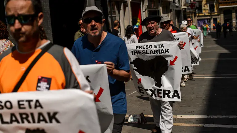 Manifestación convocada por LAB con el lema _Preso eta iheslariak etxeraekarri behar ditugu_. PABLO LASAOSA 02