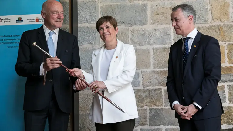 Relevo de la Presidencia de la Eurorregión, simbolizada por el traspaso de la 'makila' entre Alain Rousset y Uxue Barkos con la presencia de Iñigo Urkullu (28). IÑIGO ALZUGARAY