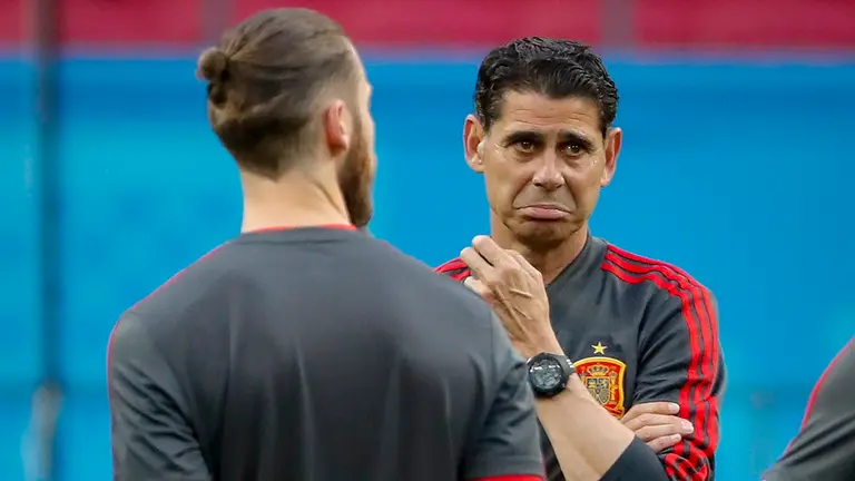 Kazan (Russian Federation), 19/06/2018.- Spain's goalkeeper David De Gea (L) and head coach Fernando Hierro during a training session at the Kazan Arena stadium in Kazan, Russian Federation, 19 June 2018. Spain will face Iran in the FIFA World Cup 2018 Group B preliminary round soccer match on 20 June 2018. (España, Mundial de Fútbol, Rusia) EFE/EPA/DIEGO AZUBEL EDITORIAL USE ONLY