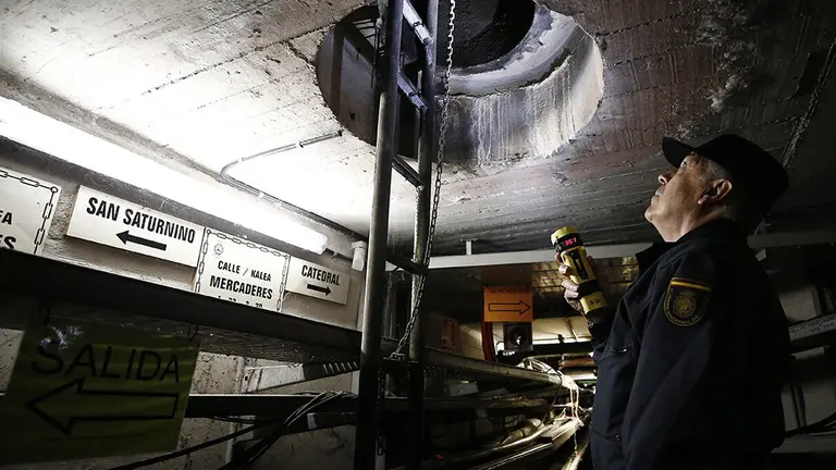 GRAF1007. PAMPLONA, 30/06/2018.- La Unidad de Subsuelo de la Policía Nacional revisa ya las galerías subterráneas de Pamplona bajo las calles del Casco Antiguo, entre bellas las que discurren por el recorrido del encierro, y refuerzan las medidas de seguridad en las mismas para evitar incidentes durante los próximos Sanfermines. EFE/Jesús Diges