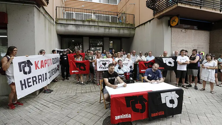 GRAF1100. PAMPLONA, 30/06/2018.- El Movimiento por la Amnist&iacute;a y Contra la Represi&oacute;n de Navarra ha exigido hoy al Estado, en una acto p&uacute;blico en el barrio de la Txantrea de Pamplona, que cese en la pol&iacute;tica de "represi&oacute;n" que mantiene hacia los "gudaris", para los que ha reclamado su "vuelta a casa lo antes posible con toda su dignidad" despu&eacute;s de haber "luchado en la primera trinchera". Adem&aacute;s ha denunciado la situaci&oacute;n del preso Patxi Ruiz "Kapota", al que el juez de vigilancia penitenciaria le ha denegado este a&ntilde;o el permiso para ver a su padre enfermo (c) que s&iacute; le concedi&oacute; en 2016 y 2017, cuando su estado de salud no estaba tan deteriorado como ahora. EFE/Villar L&oacute;pez