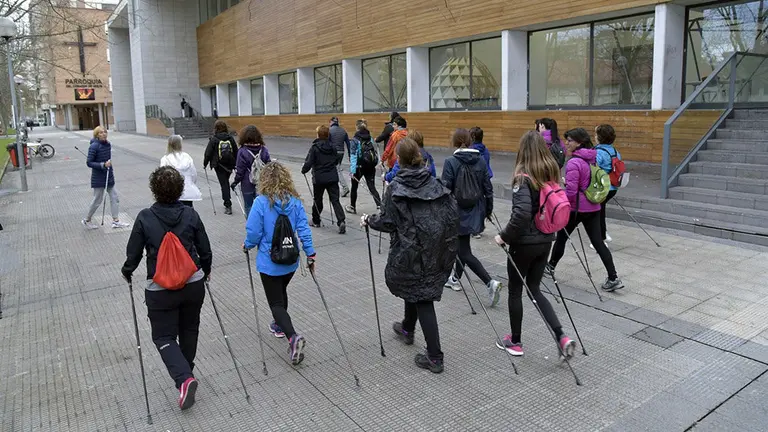 Imagen de un grupo de personas participando en las marchas n&oacute;rdicas que ofrece el Ayuntamiento AYUNTAMIENTO DE PAMPLONA