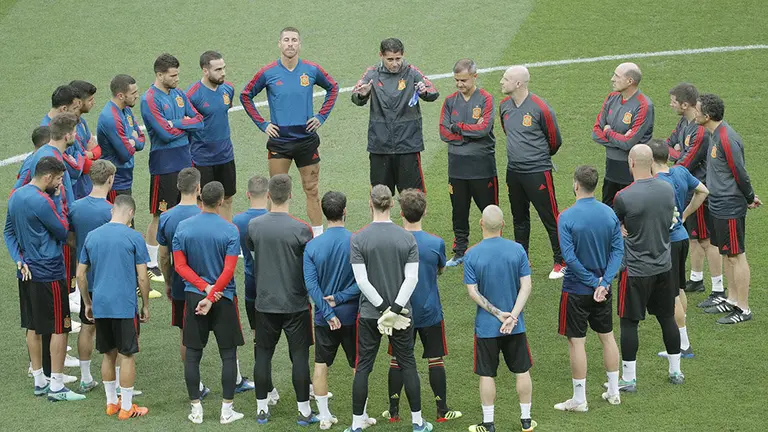 MOS53. MOSCÚ (RUSIA). 30/06/18.- El seleccionador de España, Fernando Hierro (c), dirige un entrenamiento del equipo en el estadio Luzhniki, en Moscú (Rusia) hoy, sábado 30 de junio de 2018. La selección española de fútbol se enfrentará a Rusia mañana en octavos de final de la Copa Mundial de la FIFA Rusia 2018. EFE/Javier Etxezarreta ATENCIÓN EDITORES: Sólo Uso editorial. Prohibido su uso en referencia con entidad comercial alguna. Prohibido su uso en alertas, descargas o mensajería multimedia en móviles. Las imágenes deberán aparecer como fotografías congeladas y no podrán emular la acción del juego mediante secuencias o fotomontajes. Ninguna imagen publicada podrá ser alterada, mediante texto o imagen superpuesta, en el caso de que (a) intencionalmente oculte o elimine el logotipo de un patrocinador o (b) añada y/o cubra la identificación comercial de terceras partes que no esté oficialmente asociada con la Copa Mundial de la FIFA. 